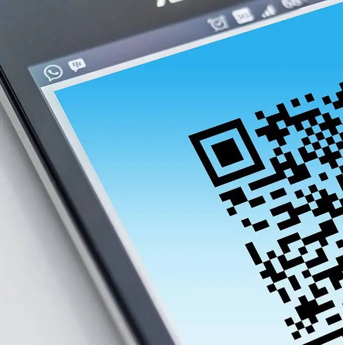 Facebook QR コードジェネレーター: 携帯電話での使用方法と保存方法